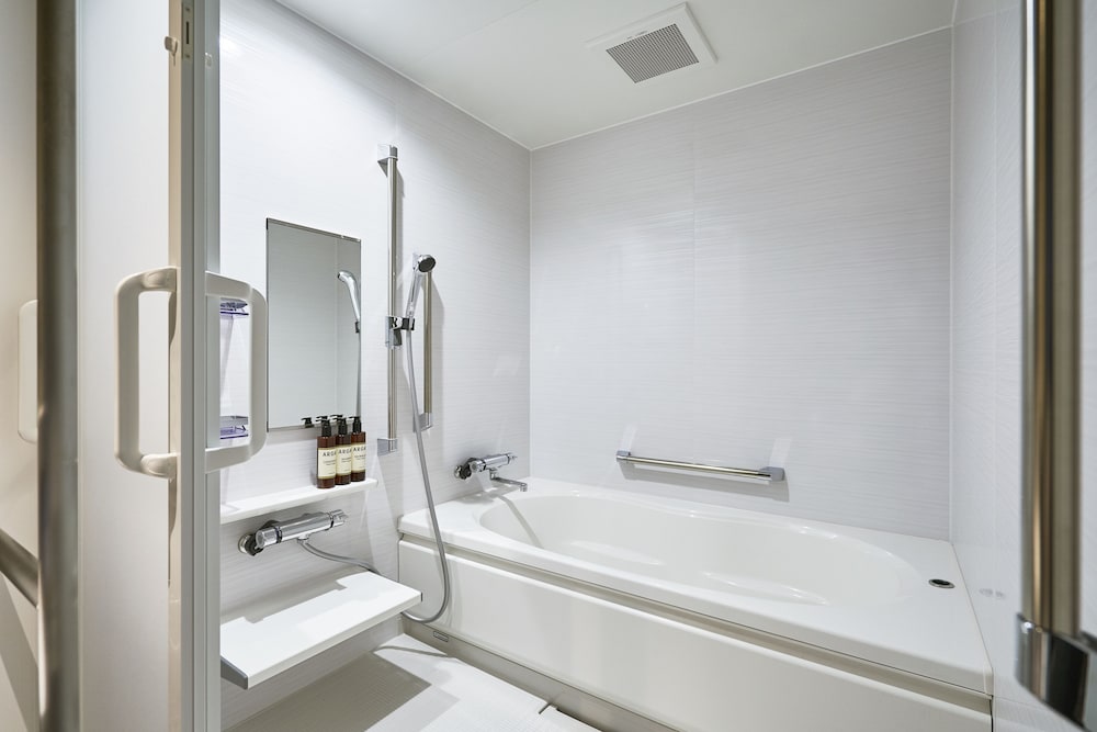 ユニバーサルルーム ツイン スタッキングベッド付 禁煙 (バスタブ付き) バリアフリー バスルーム0 | THE REIGN HOTEL KYOTO