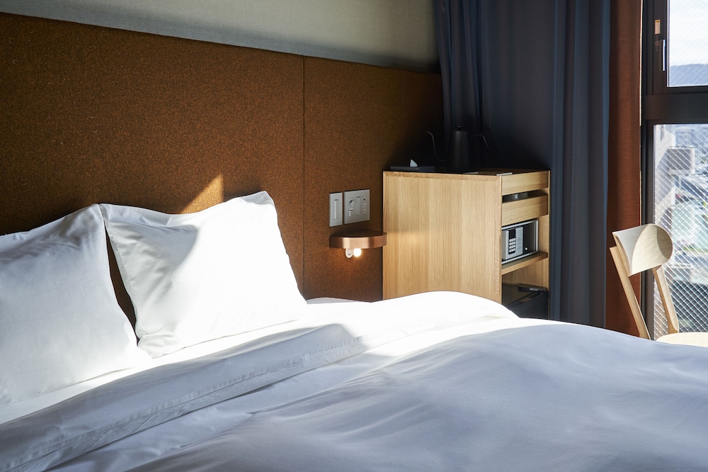 コンフォート キング エアウィーヴ パッド 禁煙 (シャワーブース付き*バスタブはありません) 客室2 | THE REIGN HOTEL KYOTO