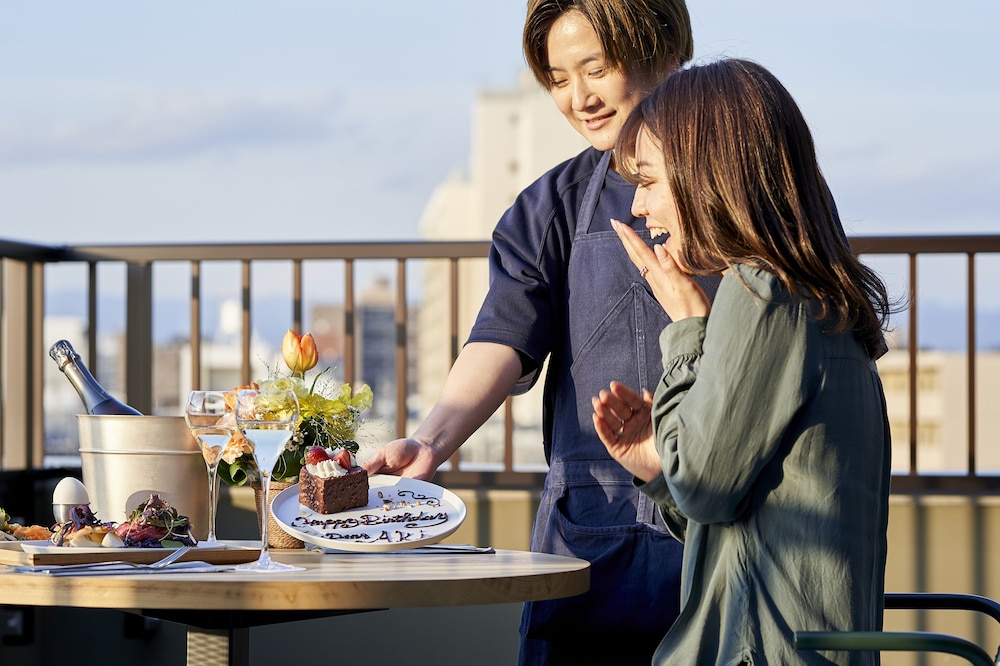 プレミアム デラックス キング ウィズ テラス スタッキングベッド付 禁煙 (バスタブ付き) テラス / パティオ1 | THE REIGN HOTEL KYOTO