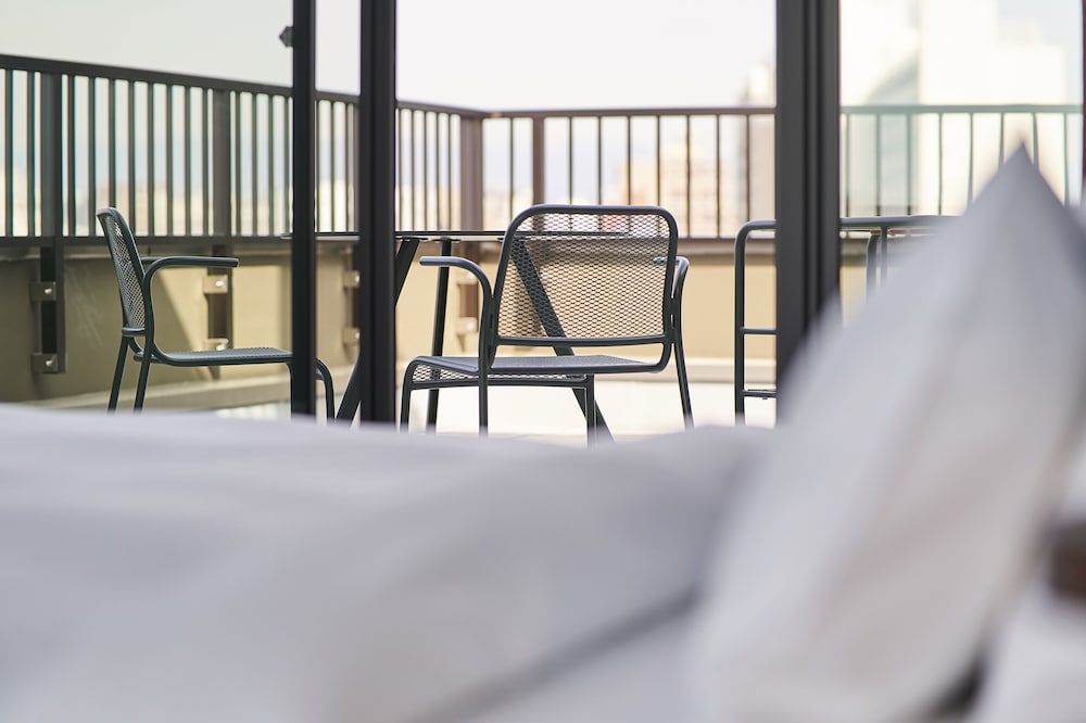 プレミアム デラックス キング ウィズ テラス スタッキングベッド付 禁煙 (バスタブ付き) 客室2 | THE REIGN HOTEL KYOTO