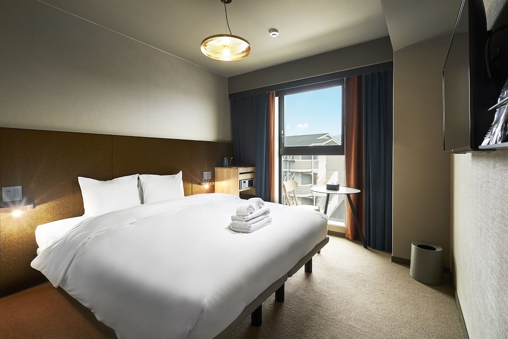 コンフォート キング エアウィーヴ パッド 禁煙 (シャワーブース付き*バスタブはありません) | THE REIGN HOTEL KYOTO