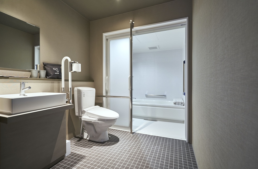 ユニバーサルルーム ツイン スタッキングベッド付 禁煙 (バスタブ付き) バリアフリー バスルーム1 | THE REIGN HOTEL KYOTO