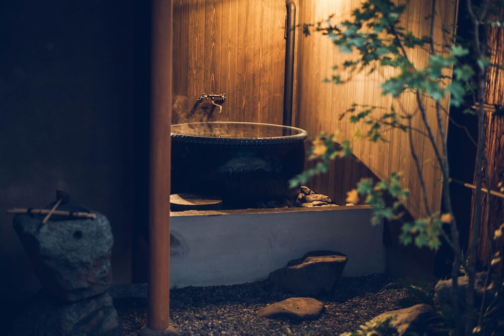 一棟貸し 半露天風呂付 バスルームの設備0 | つきひの家 京都