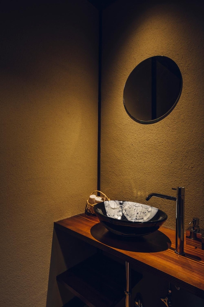 一棟貸し 半露天風呂付 バスルーム1 | つきひの家 京都