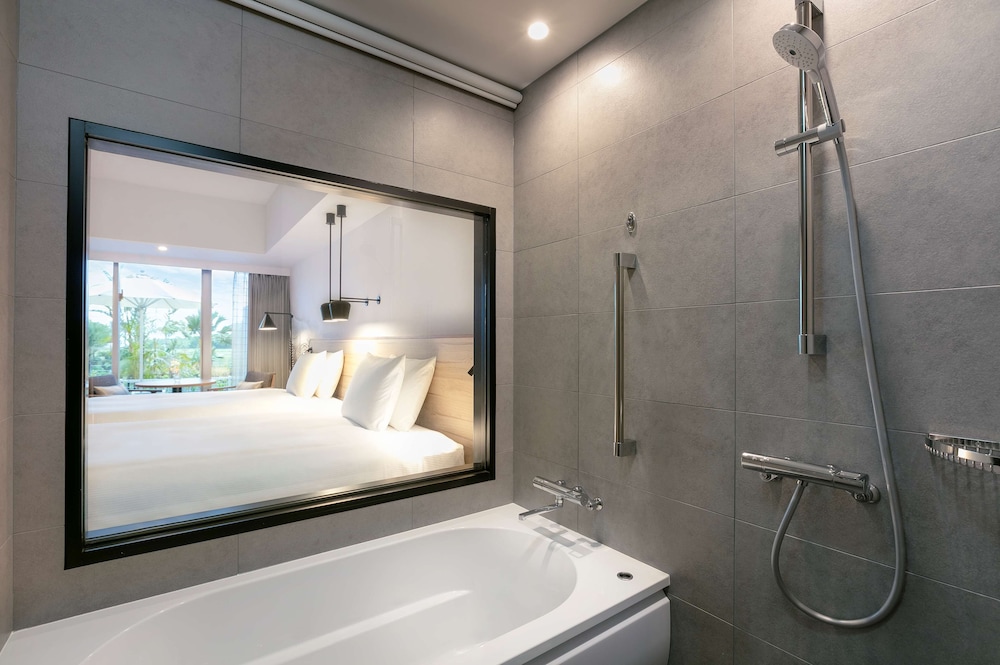 デラックス ツインルーム テラス バスルーム1 | ヒルトン沖縄瀬底リゾート