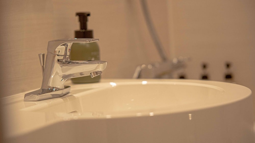 [ YOSHITOMO 303 ] Modern スタンダードダブル バスルームの設備0 | 源 (GEN) ホテル鎌倉