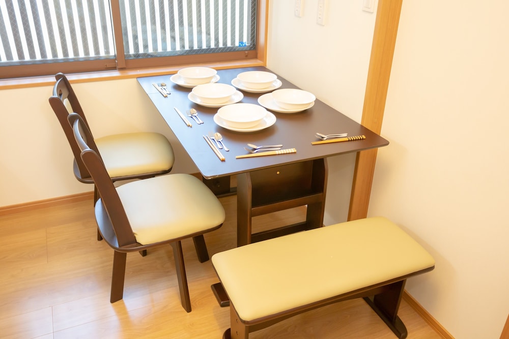 1軒家 客室内のダイニングエリア1 | Enraku