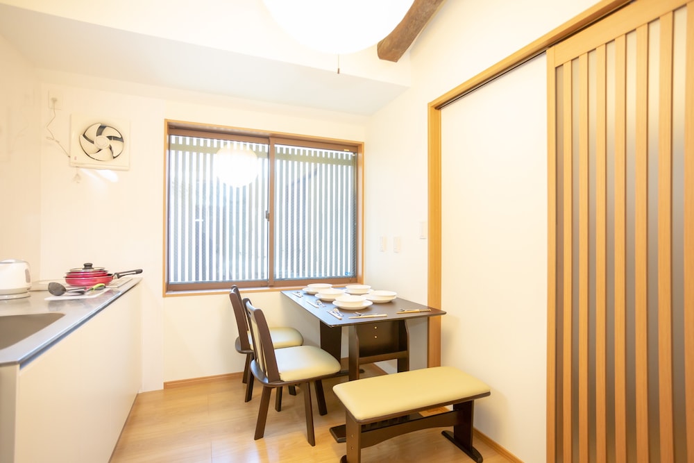 1軒家 客室内のダイニングエリア0 | Enraku