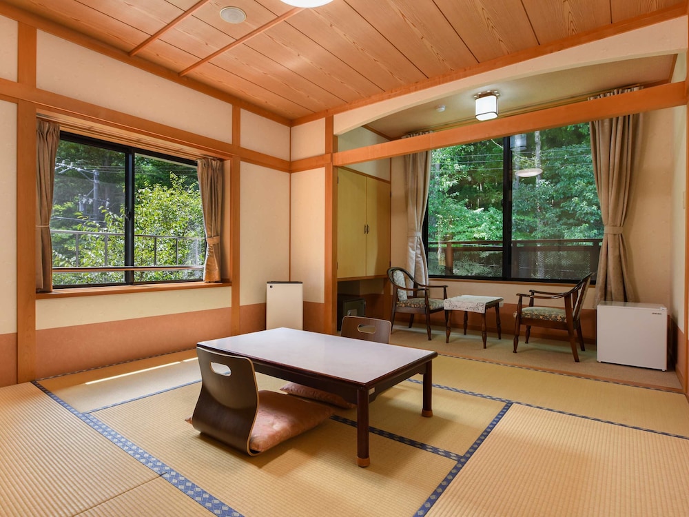 [森林側]和室8畳＋広縁 | Suzuranso