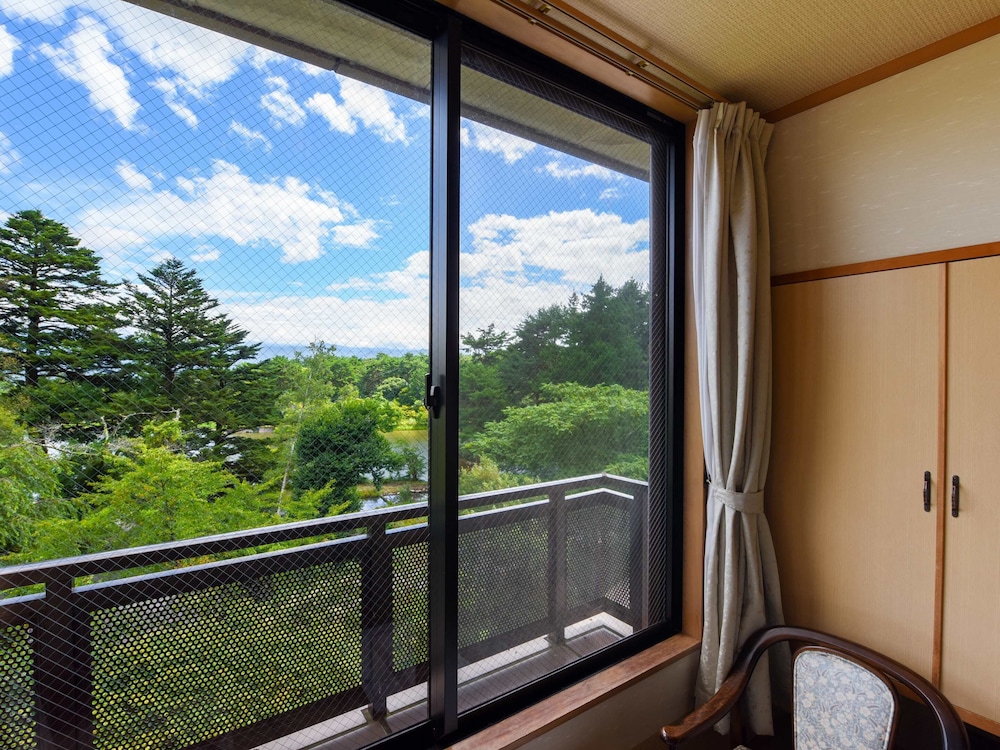 [湖畔側] 和室8畳＋広縁 客室1 | Suzuranso