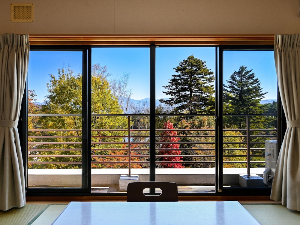 [湖畔側] 和室10畳 客室2 | Suzuranso