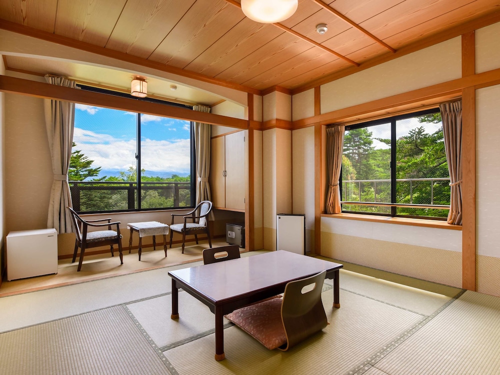 [湖畔側] 和室8畳＋広縁 | Suzuranso