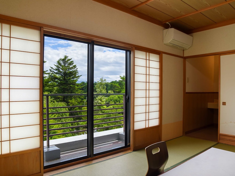 [湖畔側] 和室10畳 客室1 | Suzuranso