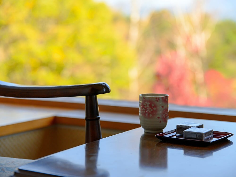 [湖畔側] 和室8畳＋広縁 客室4 | Suzuranso