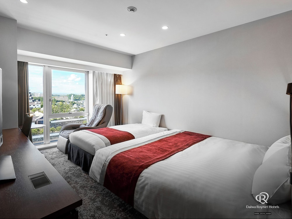 [禁煙/キャッスルビュー] デラックスキング+EXベッド 客室1 | ダイワロイネットホテル福山駅前