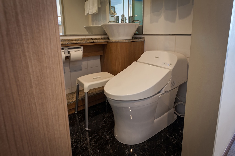 LCH. スイートルーム バスルーム0 | KARIYUSHI LCH.RESORT on The Beach