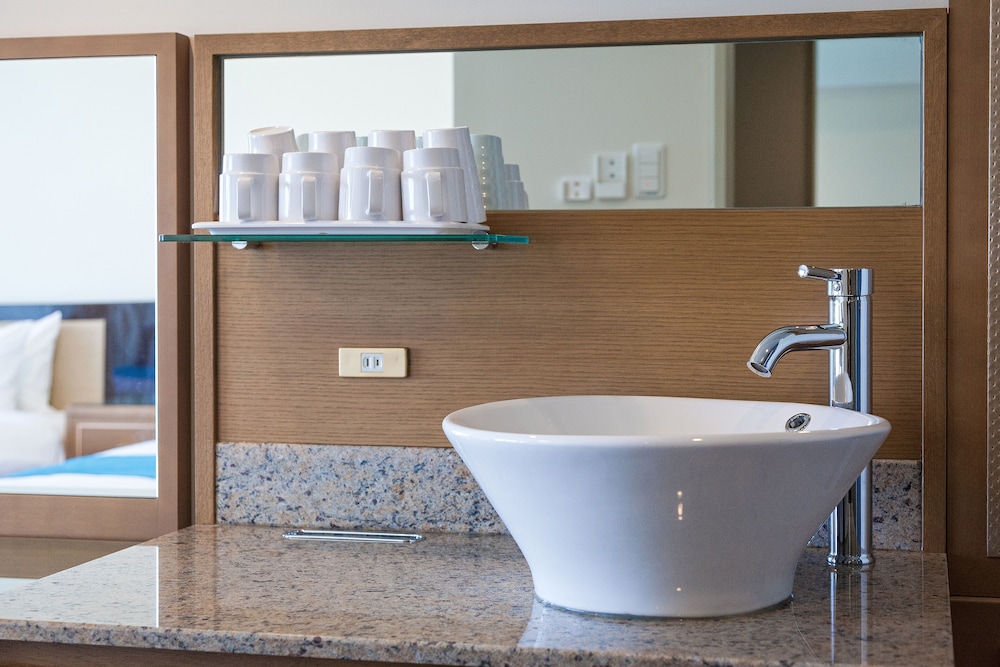 LCH. スイートルーム 客室4 | KARIYUSHI LCH.RESORT on The Beach