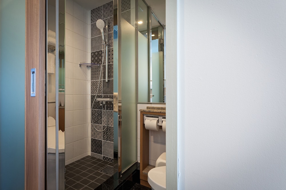 LCH. スイートルーム バスルームのシャワー0 | KARIYUSHI LCH.RESORT on The Beach