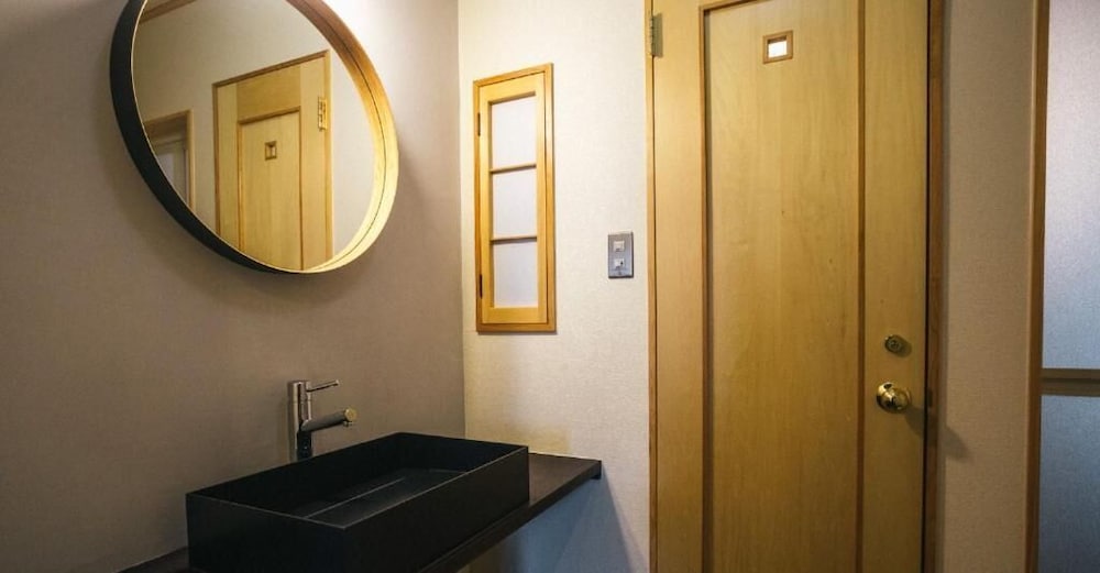 あわゆき1F, トリプルルーム 専用シャワー付 バスルーム0 | 宮島しろ