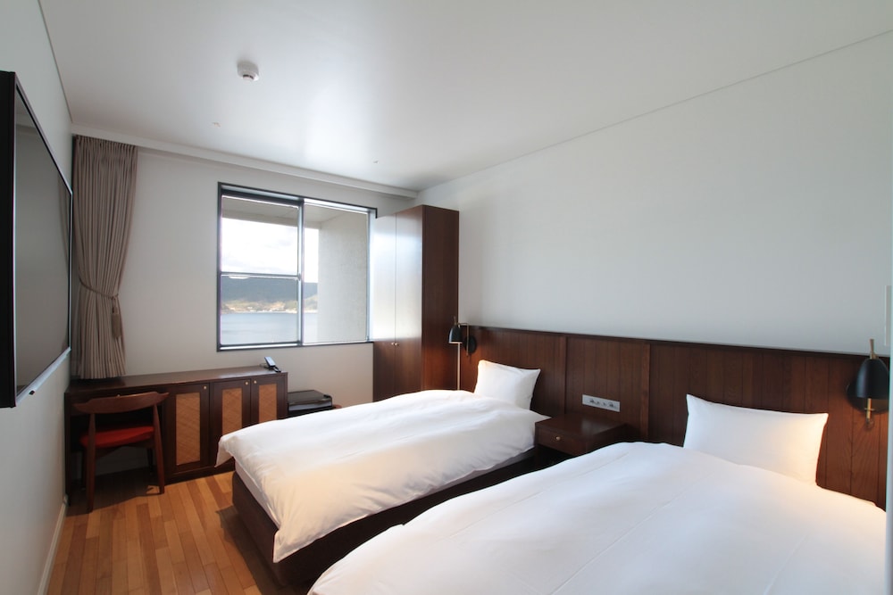 スーペリア ツインルーム オーシャンビュー 客室2 | 五島列島リゾートホテルマルゲリータ奈良尾