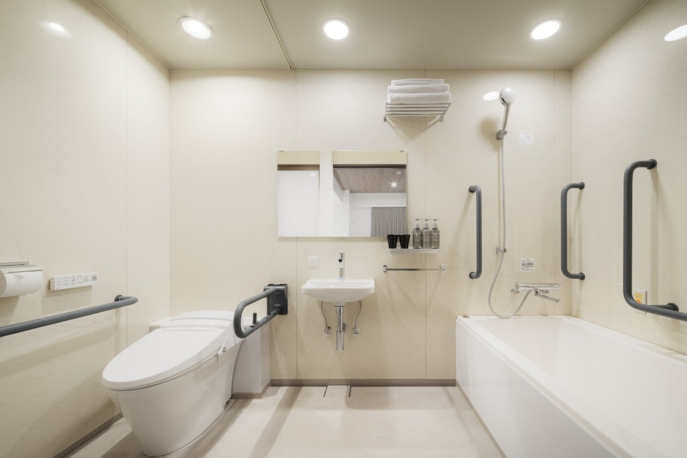 ユニバーサルトリプルルーム 禁煙 (25㎡) バスルーム0 | ネストホテル広島駅前