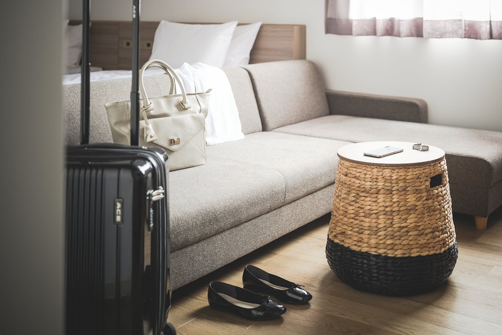 4人部屋 禁煙 (28㎡) リビング エリア0 | ネストホテル広島駅前