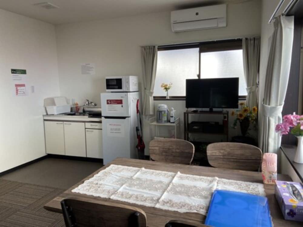 ファミリー ルーム リビング エリア1 | Guest House Shine Bright