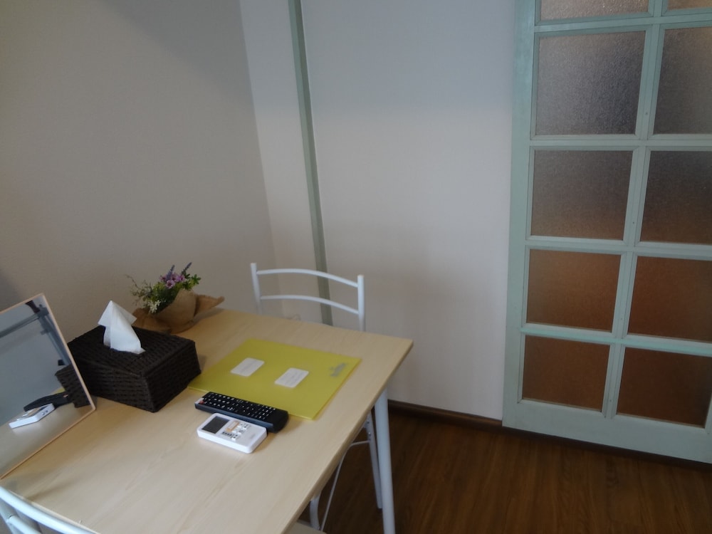 スタンダード ルーム ロフト付(303) 客室内のダイニングエリア0 | Guest House Zen Hakata Nishijin