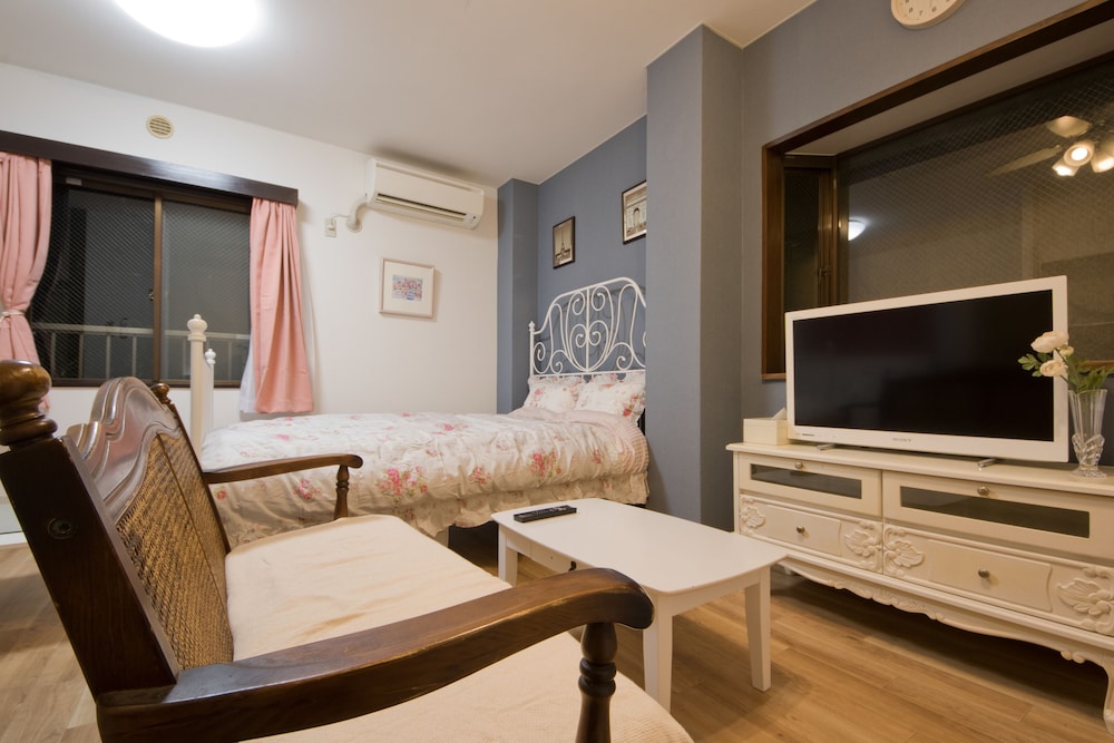 デラックス ルーム (201) リビング エリア1 | ミニホテル新宿フロント 201