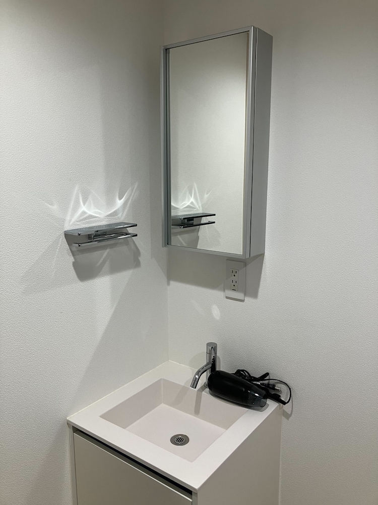 ダブルベットルーム バスルーム3 | JR Komagome Apartment 1-1