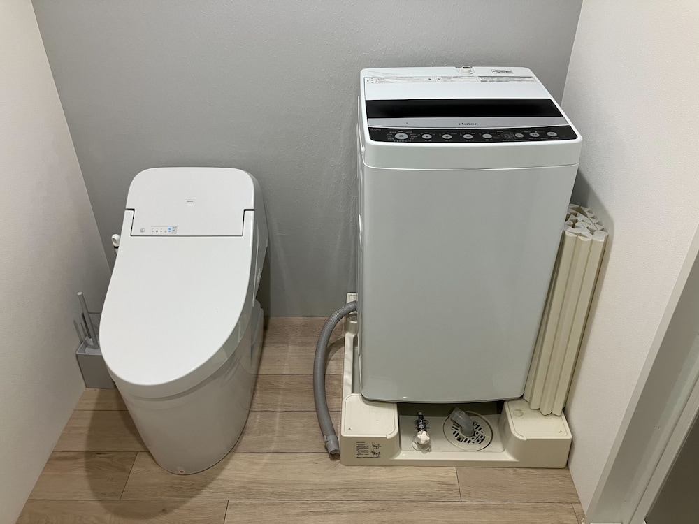 ダブルベットルーム バスルーム1 | JR Komagome Apartment 1-1