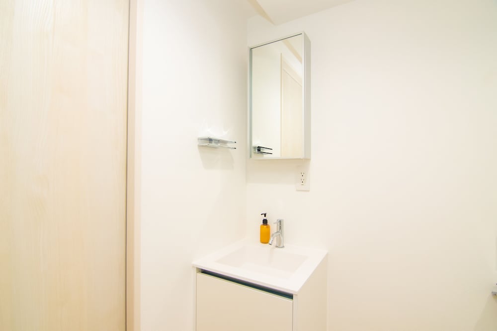 ダブルベットルーム バスルーム2 | JR Komagome Apartment 1-3