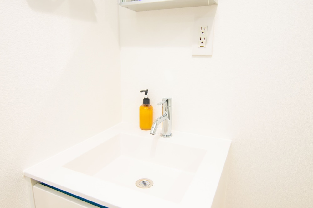 ダブルベットルーム バスルーム1 | JR Komagome Apartment 1-3