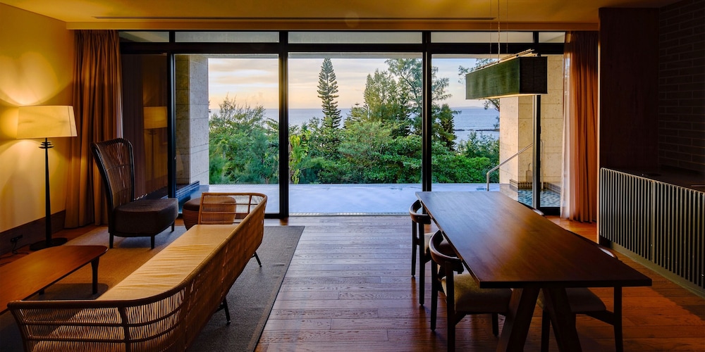 [プライベートプール] エグゼクティブ・スイートルーム２階 / ツインベッド 客室6 | UMITO OKINAWA ONNASON