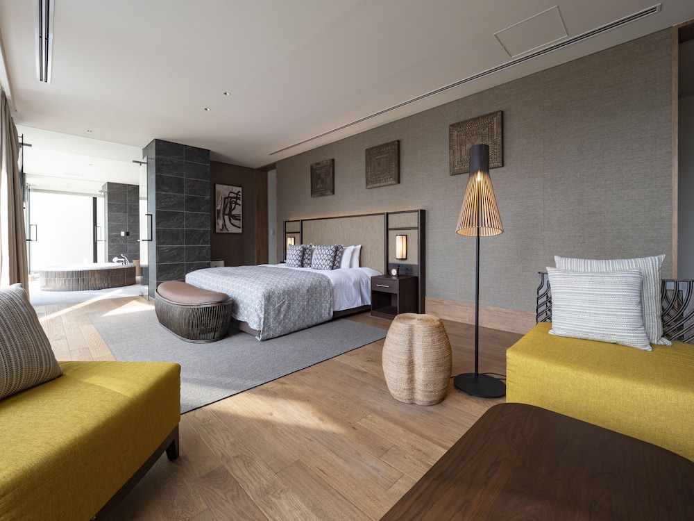 【プライベートプール】 マスターズメゾネット・スイートルーム / 3ベッドルーム 客室2 | UMITO OKINAWA ONNASON