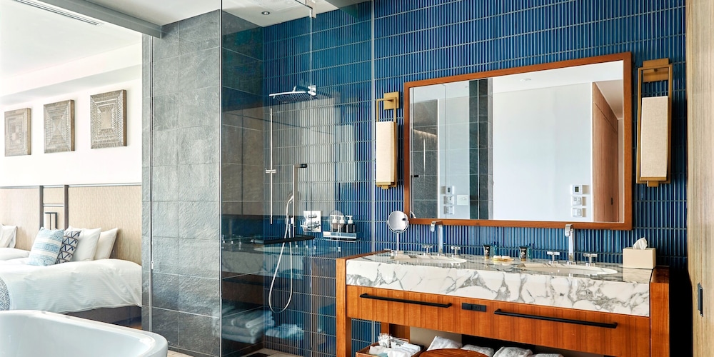 【プライベートプール】 マスターズメゾネット・スイートルーム / 3ベッドルーム バスルーム4 | UMITO OKINAWA ONNASON