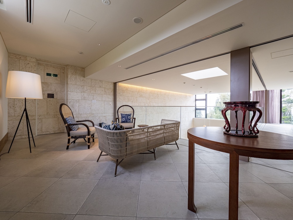 【プライベートプール】 マスターズメゾネット・スイートルーム / 3ベッドルーム リビング エリア0 | UMITO OKINAWA ONNASON