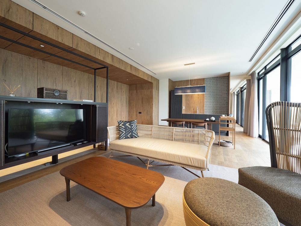 [プライベートプール] エグゼクティブ・スイートルーム２階 / キングベッド リビング エリア0 | UMITO OKINAWA ONNASON