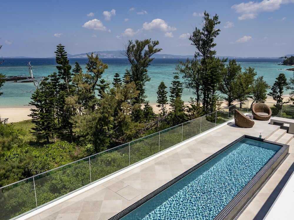 【プライベートプール】 マスターズメゾネット・スイートルーム / 3ベッドルーム プライベートプール1 | UMITO OKINAWA ONNASON