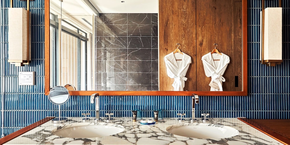 [プライベートプール] エグゼクティブ・スイートルーム２階 / キングベッド バスルーム0 | UMITO OKINAWA ONNASON