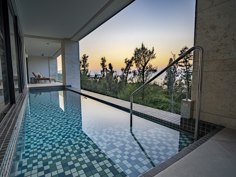 [プライベートプール] エグゼクティブ・スイートルーム ３階/ 2ベッドルーム プライベートプール1 | UMITO OKINAWA ONNASON