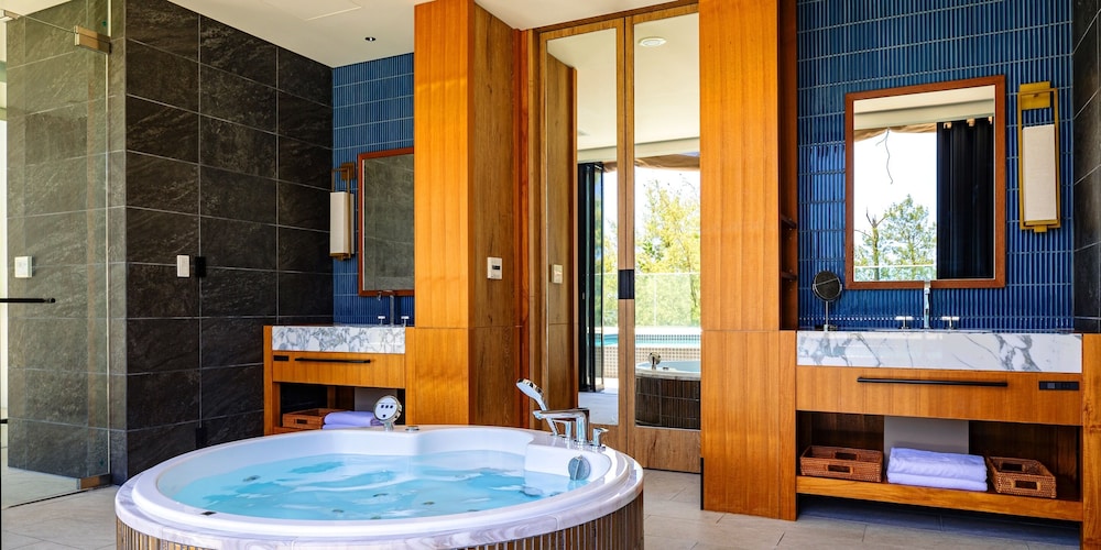 【プライベートプール】 マスターズメゾネット・スイートルーム / 3ベッドルーム バスルーム1 | UMITO OKINAWA ONNASON