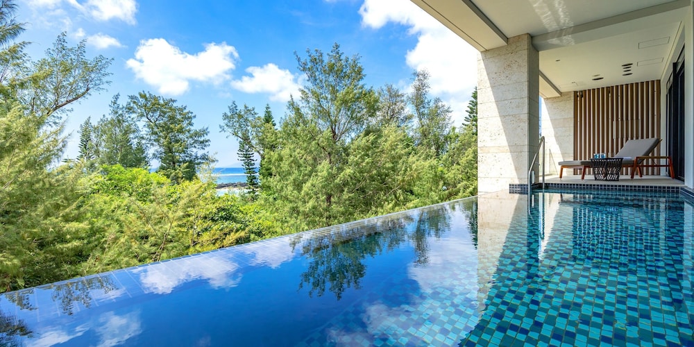 [プライベートプール] エグゼクティブ・スイートルーム２階 / ツインベッド | UMITO OKINAWA ONNASON