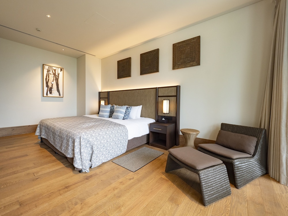 [プライベートプール] エグゼクティブ・スイートルーム２階 / キングベッド 客室1 | UMITO OKINAWA ONNASON