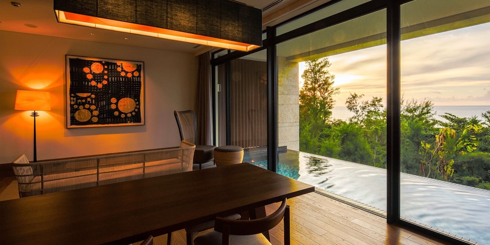 [プライベートプール] エグゼクティブ・スイートルーム２階 / ツインベッド 客室9 | UMITO OKINAWA ONNASON