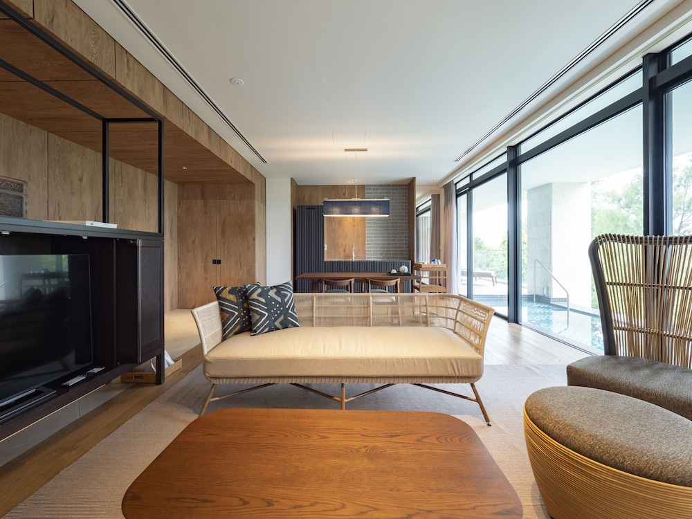 [プライベートプール] エグゼクティブ・スイートルーム２階 / キングベッド リビング エリア1 | UMITO OKINAWA ONNASON