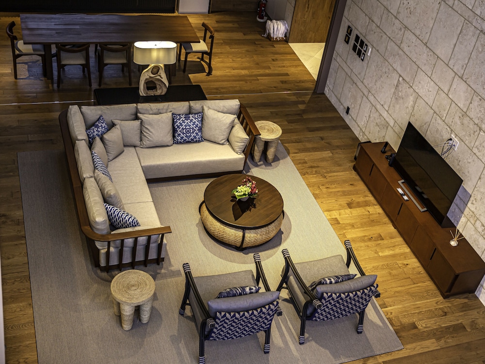 【プライベートプール】 マスターズメゾネット・スイートルーム / 3ベッドルーム リビング エリア1 | UMITO OKINAWA ONNASON