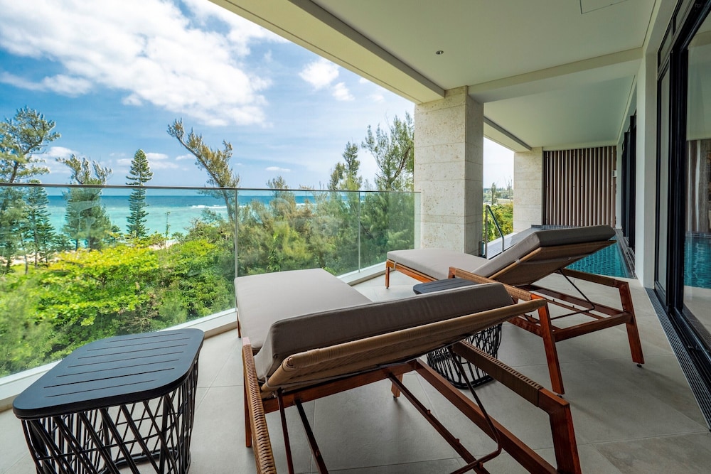 [プライベートプール] エグゼクティブ・スイートルーム２階 / キングベッド 部屋からの景観0 | UMITO OKINAWA ONNASON