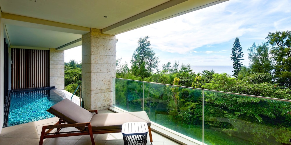 [プライベートプール] エグゼクティブ・スイートルーム２階 / ツインベッド テラス / パティオ0 | UMITO OKINAWA ONNASON