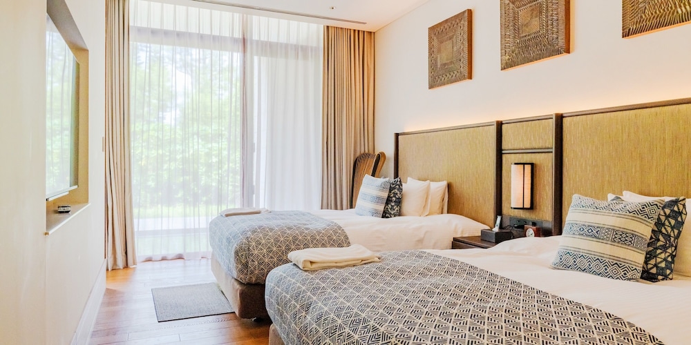 【プライベートプール】 デラックス・スイートルーム 客室2 | UMITO OKINAWA ONNASON